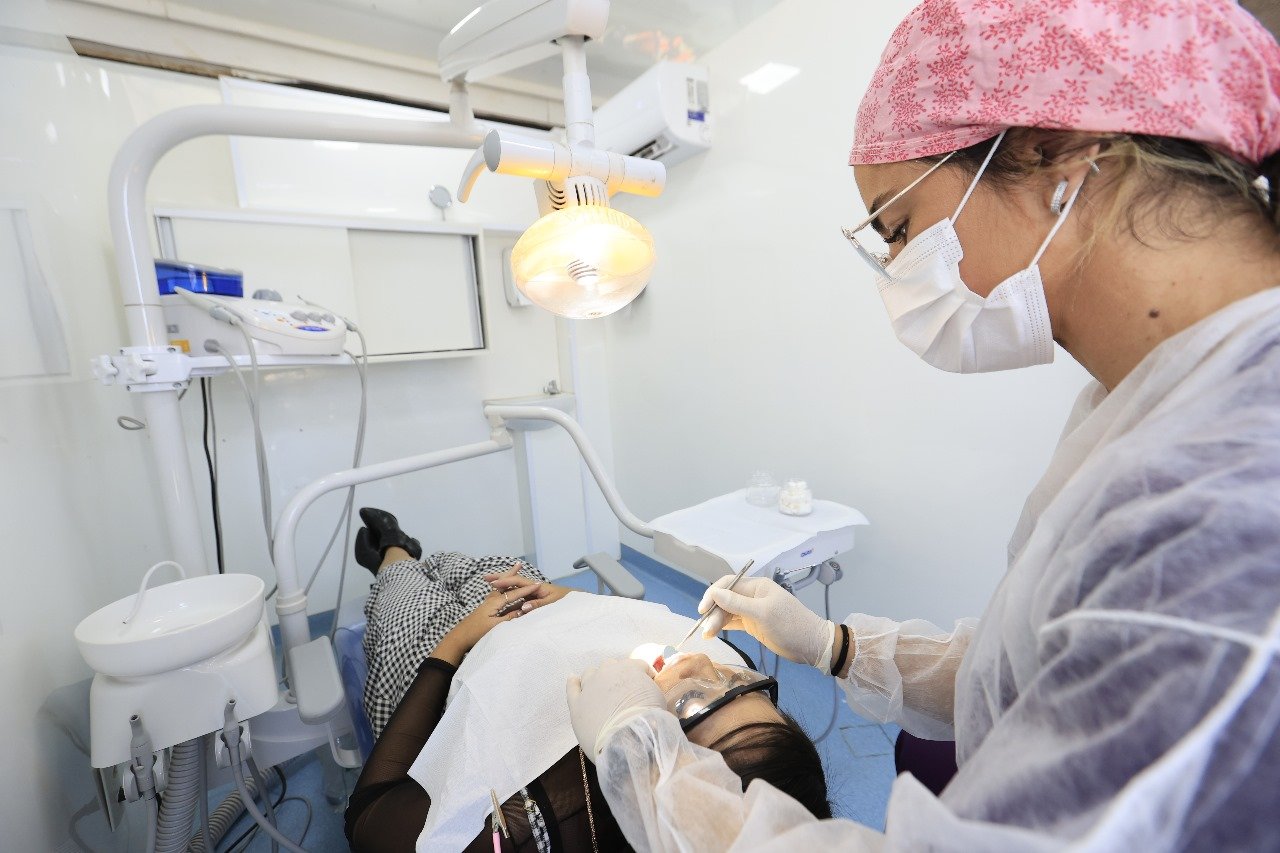 RECONSTRUINDO SORRISOS PROMOVE ATENDIMENTO ODONTOLÓGICO E CAPACITAÇÃO PARA MULHERES