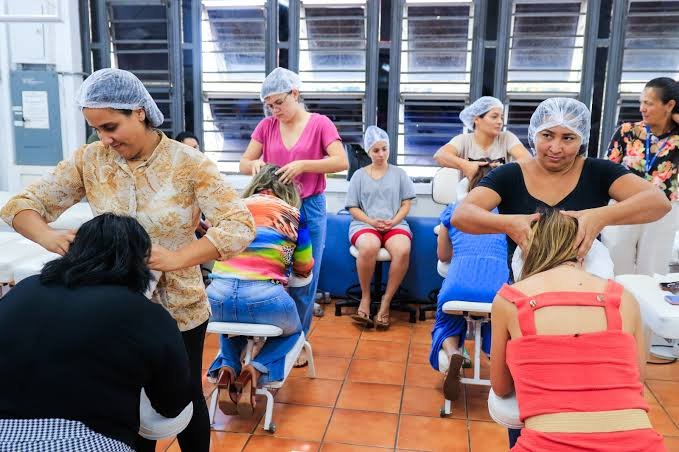 MULHERES TÊM ACESSO A CURSOS NA ÁREA DA BELEZA