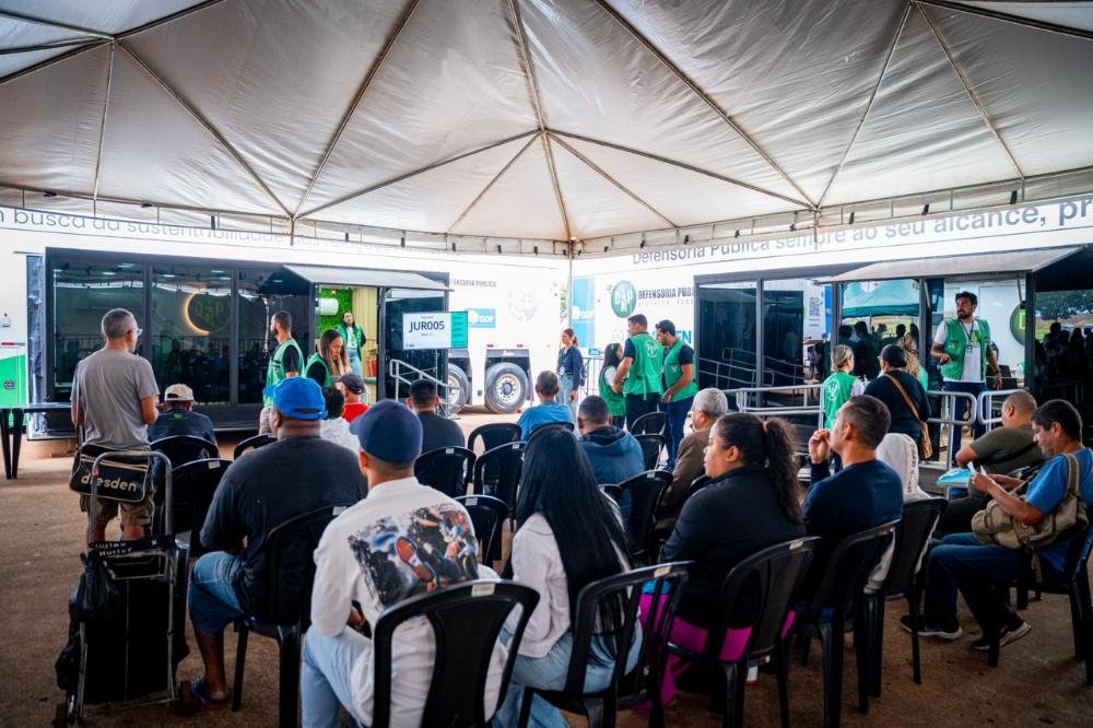 QUARTA DO CIDADÃO OFERECE SERVIÇOS DIVERSIFICADOS À POPULAÇÃO QUARTA DO CIDADÃO OFERECE SERVIÇOS DIVERSIFICADOS À POPULAÇÃO