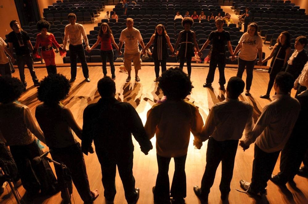 OFICINA GRATUITA DE TEATRO MUSICAL ABRE INSCRIÇÕES PARA JOVENS